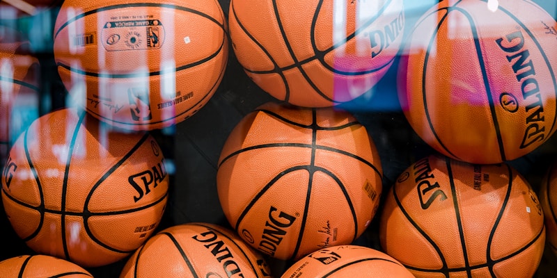 欧洲冠军联赛高清直播画面，球员在绿茵场上激烈拼抢